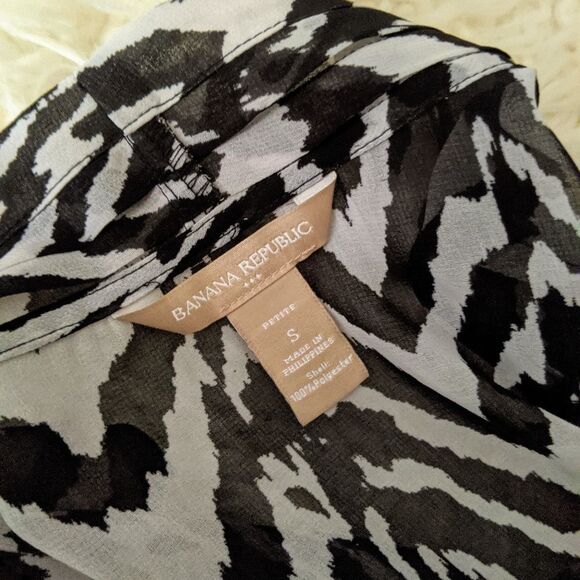 5 for $25! EUC! Zebra Stripe Mesh Blouse Tank - Picture 5 of 5